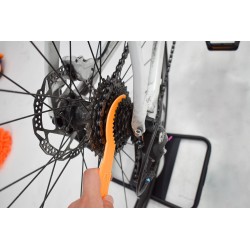 Nettoyer son vélo avec brosses pour transmission